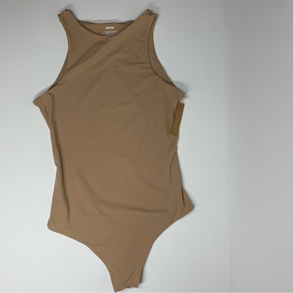 SKIMS NEW WITH TAGS Fits
Everybody Nude High Neck Bodysuit
Size Small - Picture 4 of 9
